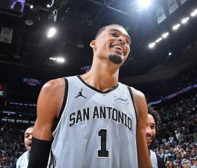 乐鱼体育官方入口-文班亚马常规赛数据：场均25分11.5篮板3.1盖帽，蝉联盖帽王