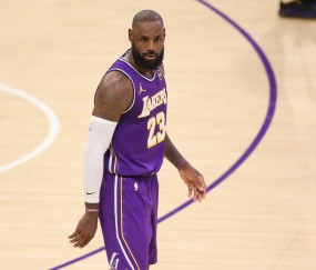 一节半砍10分！美媒：詹姆斯正式开启新的连续得分上双纪录